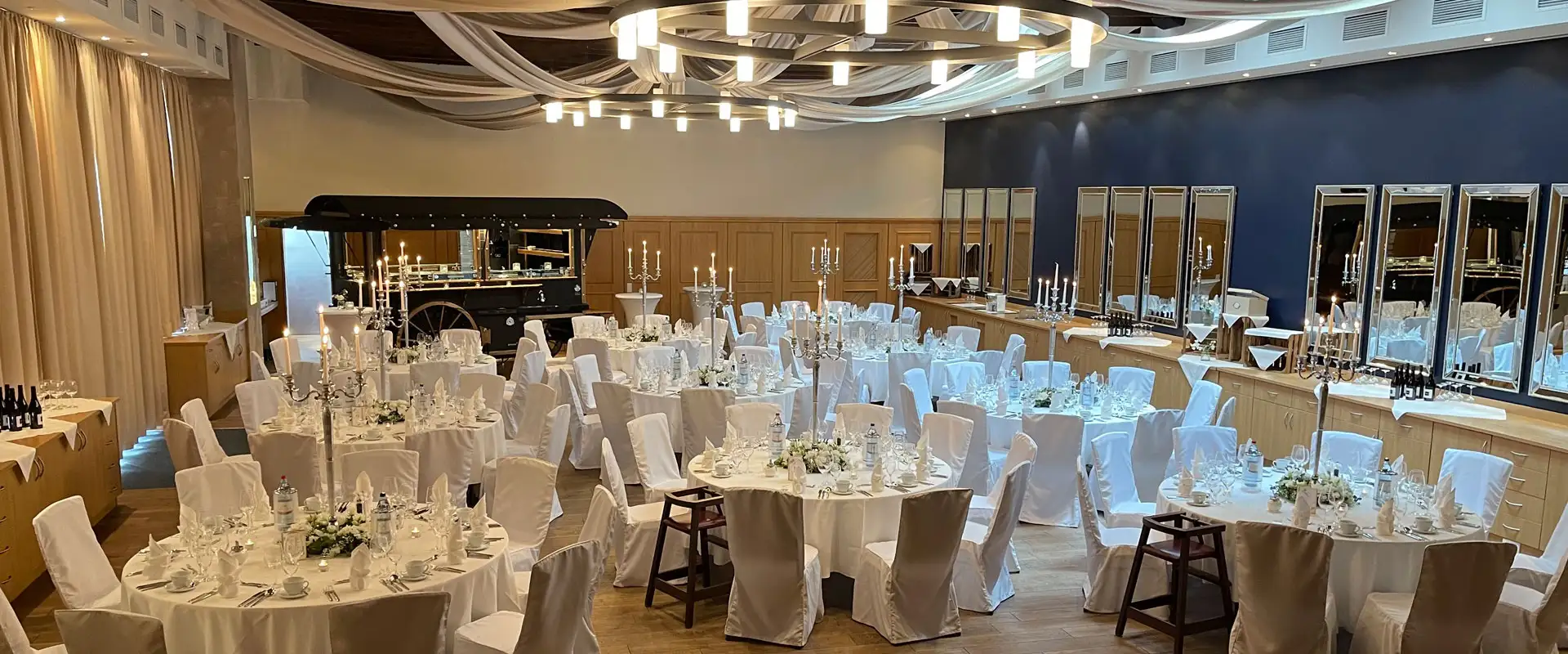 Kloster-Saal mit Wagen